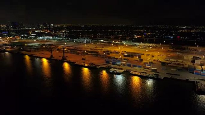 美国佛罗里达州迈阿密港的空中夜景