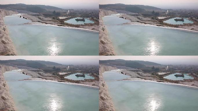 土耳其棉花堡的水池和石灰华地层中的水