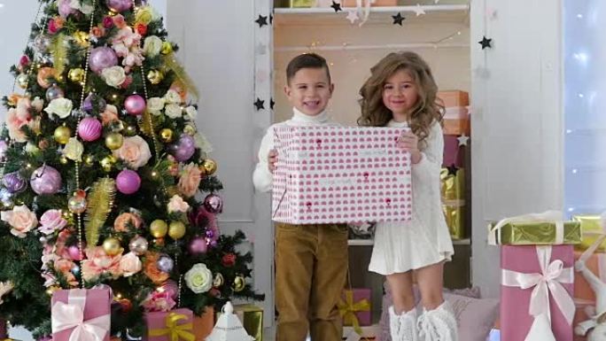 一个男孩和一个女孩互赠圣诞礼物新年直播室的兄妹