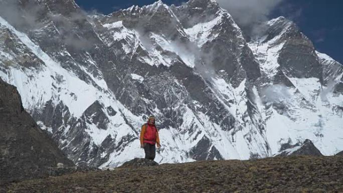 这家伙正在喜马拉雅山区旅行