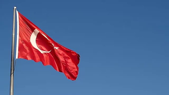 挥舞着天空的土耳其国旗
