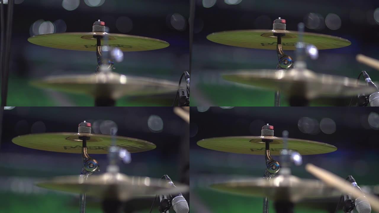 两个鼓棒击中鼓板的特写镜头