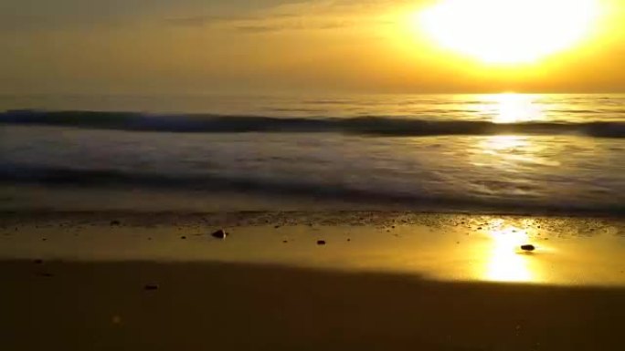 日落时光倒流，海浪在岸上坠毁