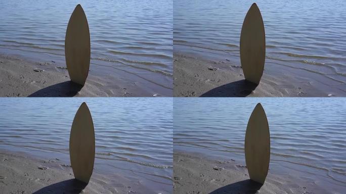 skimboard甲板卡在沙滩上的沙滩上