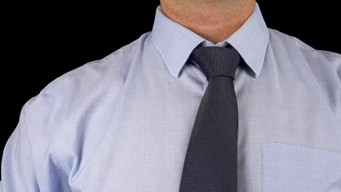 穿着西装和领带的时尚白人男子。商业风格。时尚形象。上班族。性感男人站着打领带。绿屏阿尔法通道透明背景