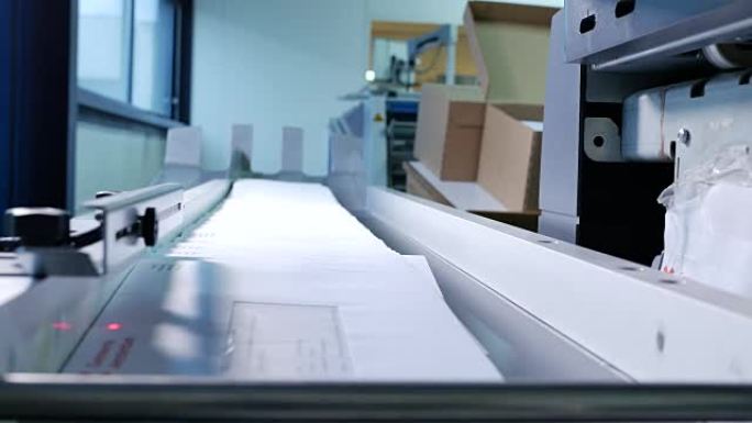信封印刷厂正在传送带上印刷和运输的信封