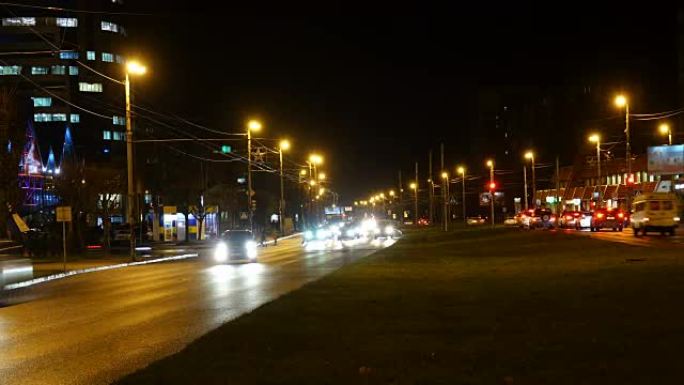 城市的夜间交通。延时。夜间市区交通的公路夜景，时间流逝。