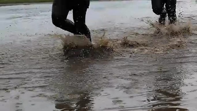 障碍耐力赛慢动作中的水和泥中的跑步者