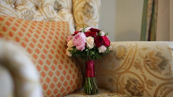 红色和粉红色玫瑰和牡丹的婚礼花束