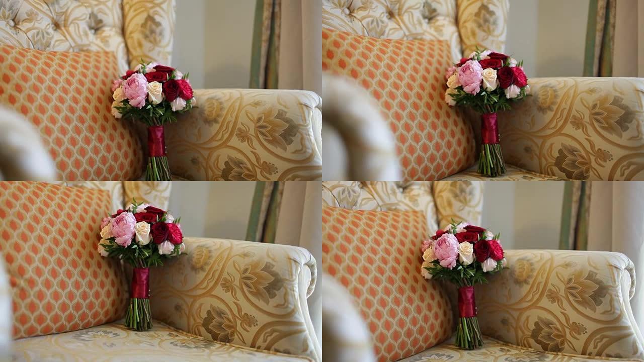 红色和粉红色玫瑰和牡丹的婚礼花束
