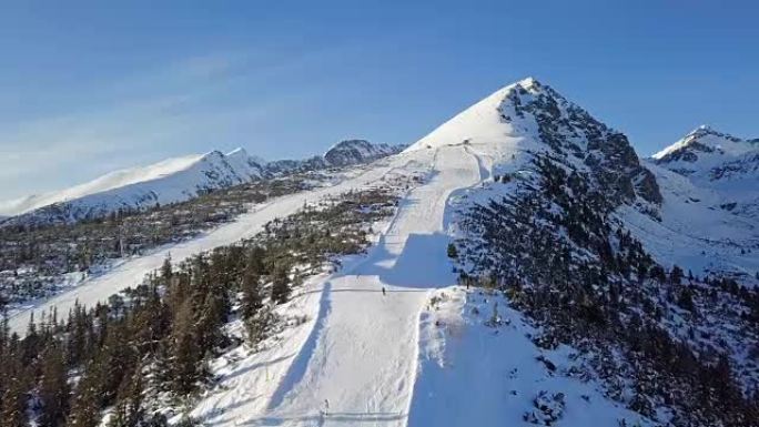 斯洛伐克高塔特拉山脉Strbske Pleso度假村滑雪场上滑雪者的鸟瞰图。