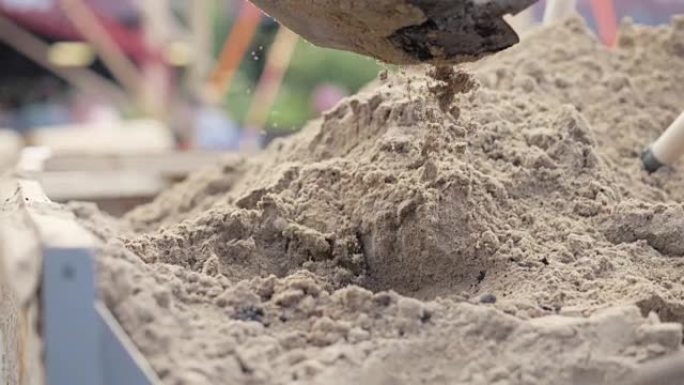 铲子从大堆中挖出沙子关闭
