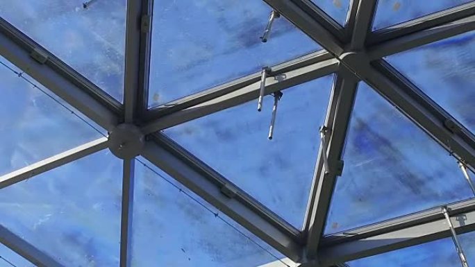 建筑物的玻璃屋顶可以看到天空
