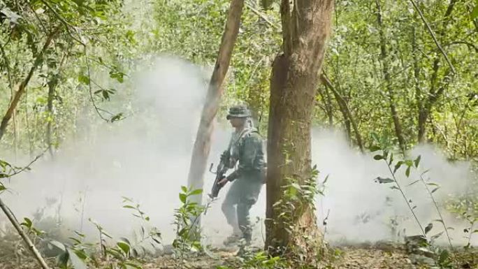 军队士兵在森林里用枪进行军事行动，战争概念