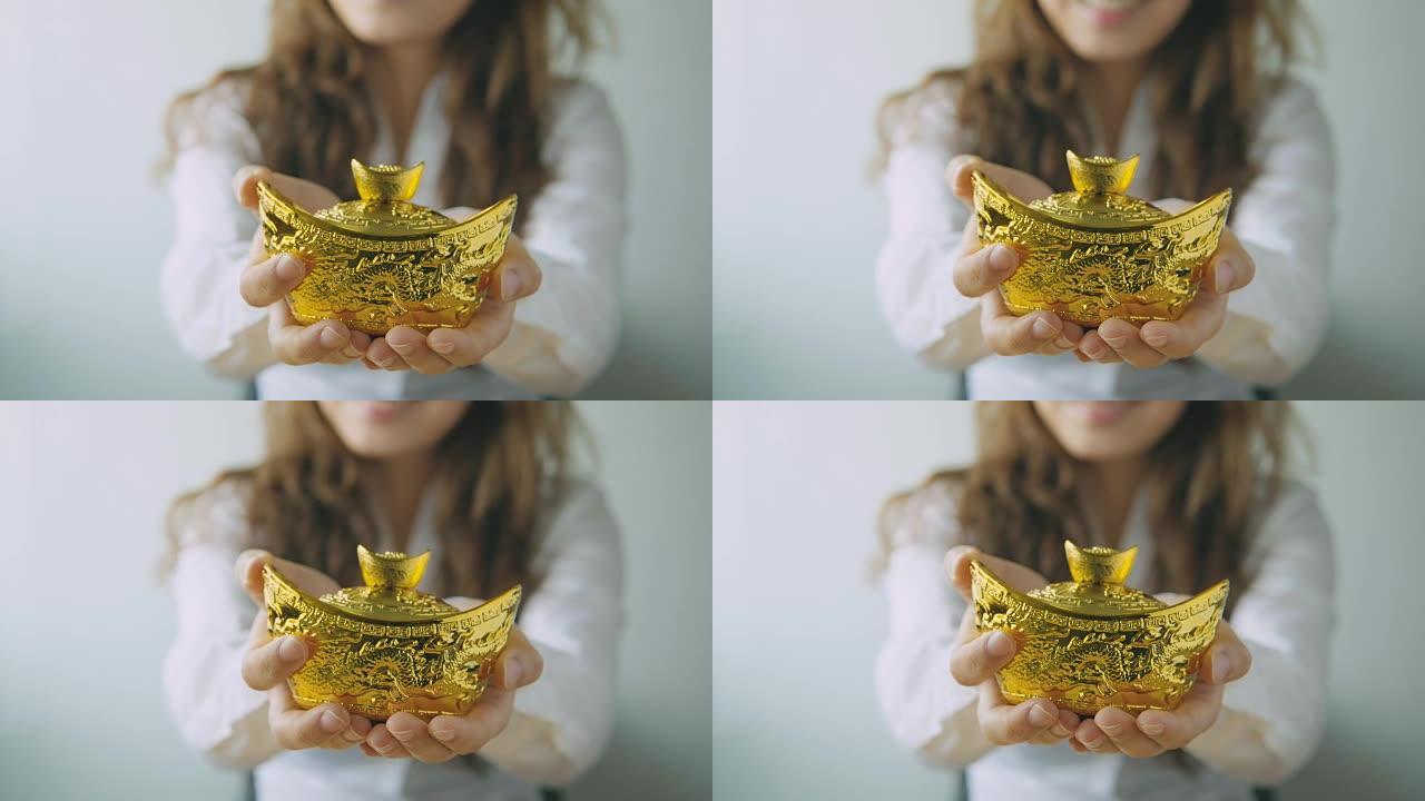 春节，女商人拿着金锭