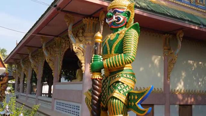 佛教寺庙领土上的战士雕塑