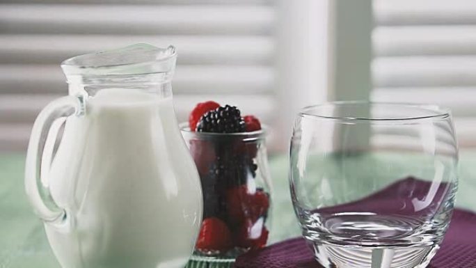 健康生活方式的概念。酸奶和浆果放在乡村木桌上。饮食和早餐。酸牛奶配覆盆子和黑莓。