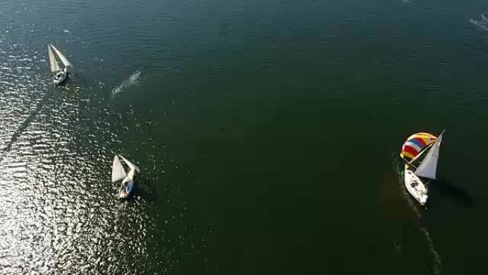 夏季在第聂伯罗航行的三艘出色游艇的空中拍摄