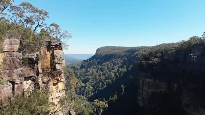 瀑布航拍镜头澳大利亚森林悬崖和悬崖
