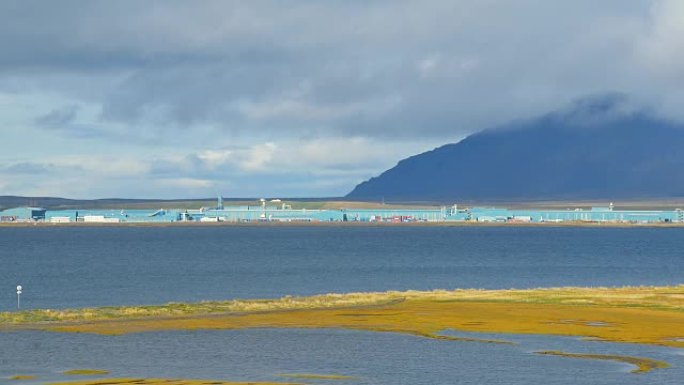 冰岛的植物建筑，晴天的鲸鱼峡湾水和云中的山