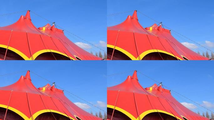 蓝色天空下的大红色马戏团帐篷