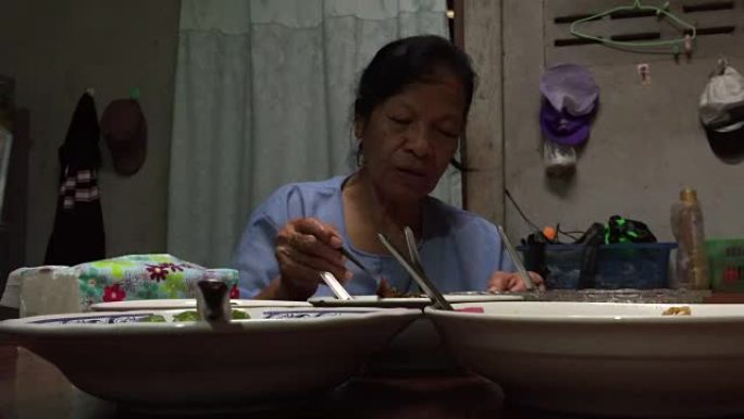 吃米饭的亚洲老妇
