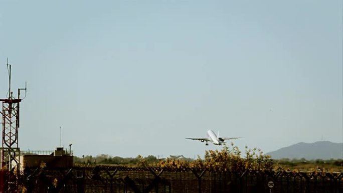 飞机起飞。巴雷科洛纳国际机场。在巴塞罗那机场起飞的飞机。从LLobregat广场观看。晴朗的天空