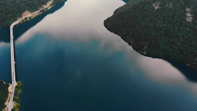 黑山蓝山湖的鸟瞰图