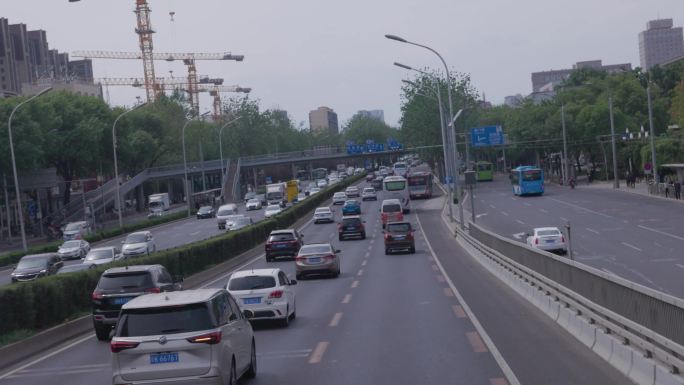 北京市主路辅路行驶的机动车