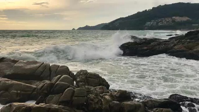 泰国卡利姆普吉岛海滩上美丽的日落，4K。