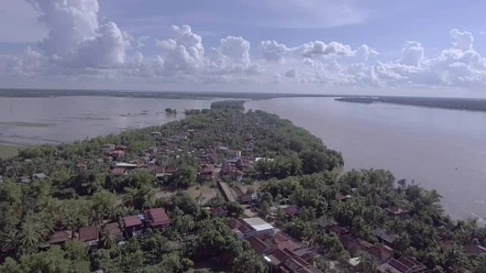 无人机视图: 最严重的洪水肆虐东南亚，淹没了农业用地并吞噬了河岸沿岸的低洼村庄