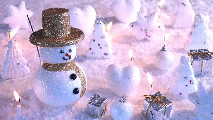 新年或圣诞节假期国际的雪地上的雪人。，在快乐时光和降雪中。