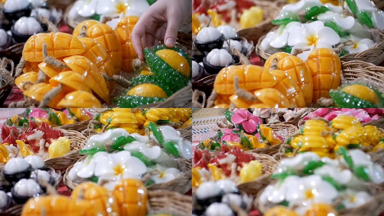柜台夜市上异国水果形式的彩色泰国手工皂。泰国