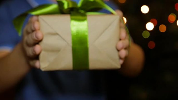 一个孩子手中的圣诞礼盒
