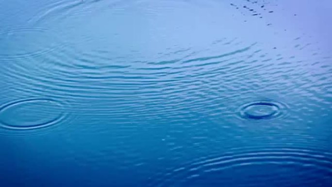 雨季近距离雨滴落到河面的蓝色色调，4K Dci分辨率