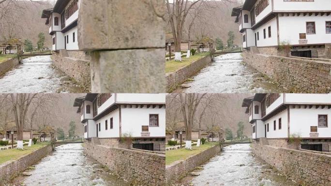 摄像机揭示了流经古老山区小镇的河流