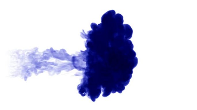 白色背景上强大的深蓝色墨水流从左到右依次溶解在水中。侧视图。作为阿尔法通道使用亮度哑光