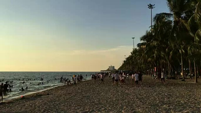 人群在海滩上进行活动。