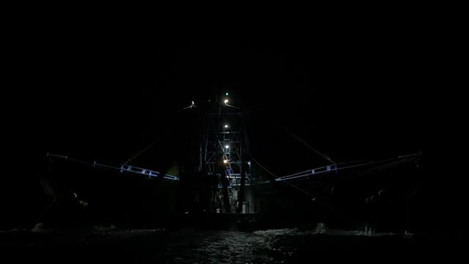 晚上用网捕鱼的虾拖网渔船