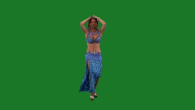 舞者。肚皮舞。肚皮舞者跳舞。绿色的屏幕。蓝色的性感的衣服。少数民族。屁股运动。