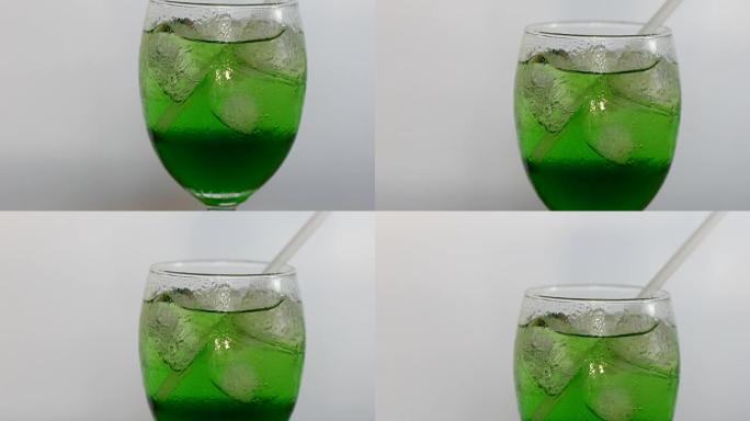 倒一杯绿色柠檬水。