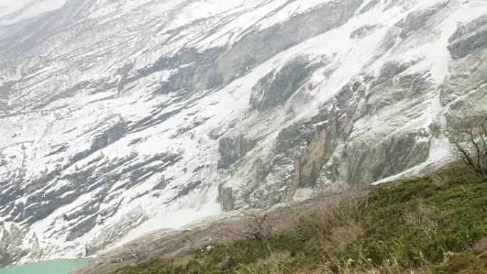 雪崩从马纳斯卢山向下移动到比伦德拉湖。近似值。
