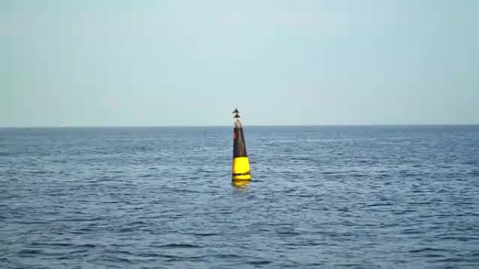 海水中的黄黑色浮标作为安全警告