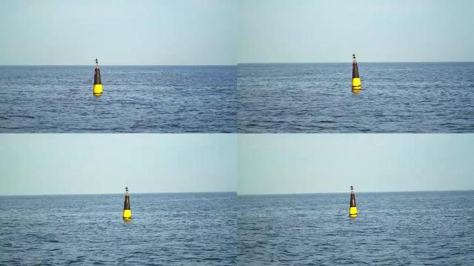 海水中的黄黑色浮标作为安全警告