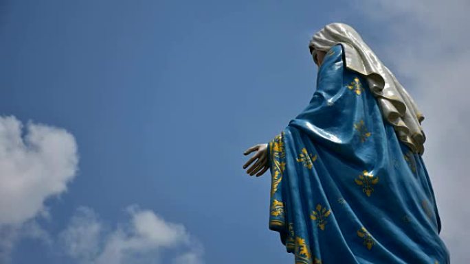 圣母玛利亚雕像在天空上移动