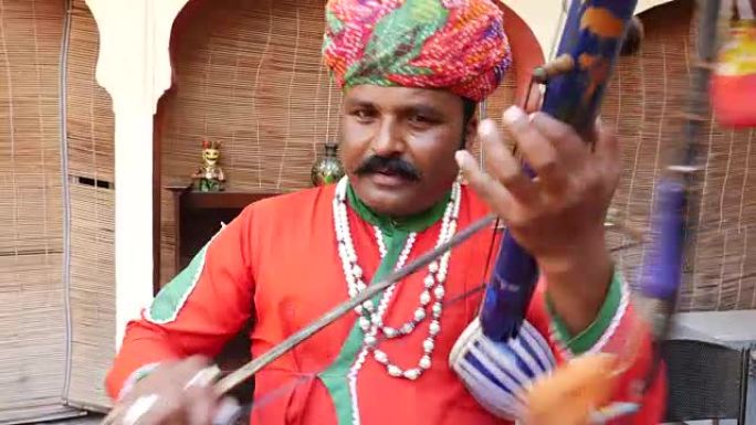 印度男子在印度拉贾斯坦邦斋浦尔演奏传统乐器