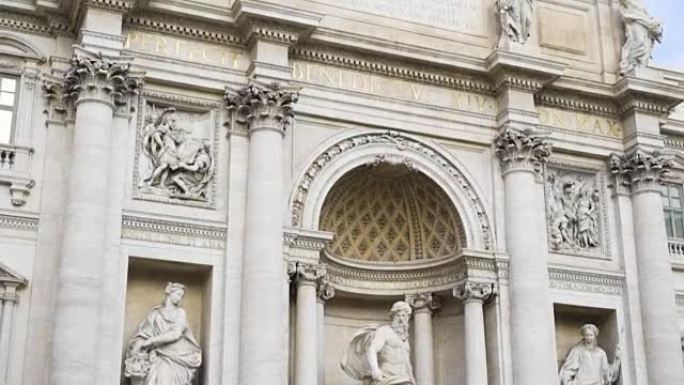 大门上的雕塑和古董艺术浮雕。股票。中世纪欧洲的景点和纪念碑。带雕像的天主教大教堂大门的入口。巴洛克和
