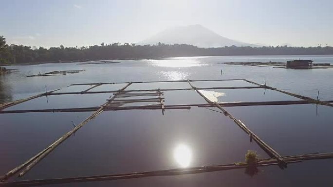 用于当地水产养殖的竹屋结构为拉古纳桑帕洛克湖的小型农村农业社区提供了家庭食品需求。无人机，航拍