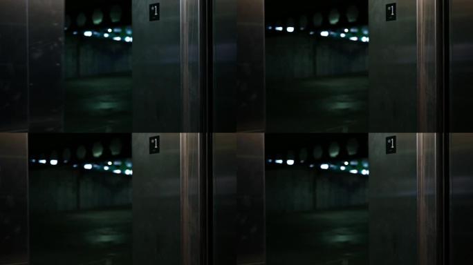 电梯门在黑暗停车场ALT2的地下室地面层打开