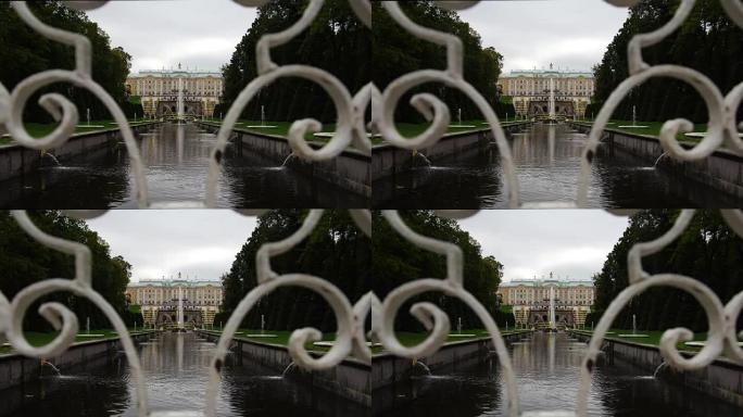 俄罗斯彼得霍夫的大皇宫和参孙喷泉的门框景观